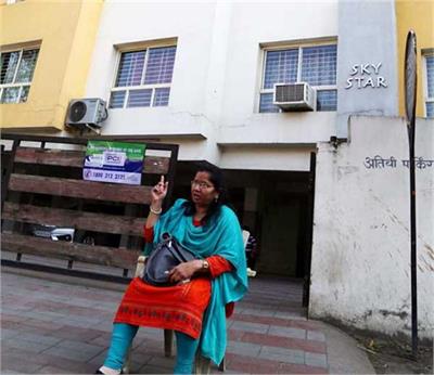 ಪತಿಮನೆಯವರು ತನ್ನನ್ನು ಒಳಗೆ ಸೇರಿಸಿಕೊಳ್ಳಬೇಕೆಂದು ಆಗ್ರಹಿಸಿ ಮನೆಯ ಹೊರಗಡೆ ಧರಣಿ ಕುಳಿತ ಸೊಸೆ!